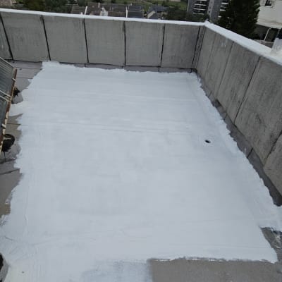 גג עם שכבת איטום לבנה חדשה