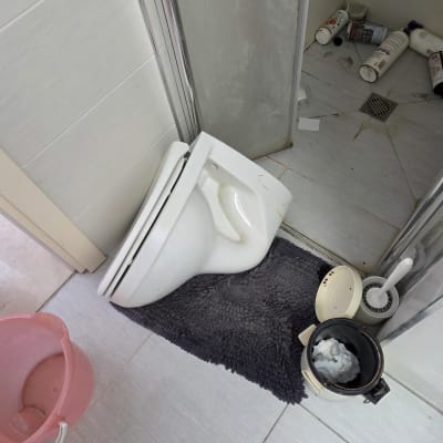 אסלה שבורה, מברשת ניקוי ודלי בחדר אמבטיה