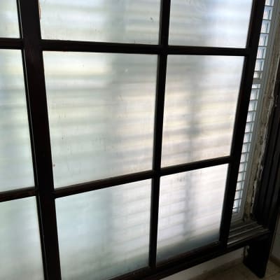 חלון זכוכית מחולק למסגרות עם זכוכית חלבית