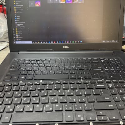 מחשב נייד דל עם מקלדת ותוכנות פתוחות