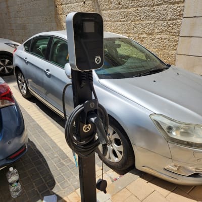 עמדת טעינה לרכב חשמלי עם כבל טעינה