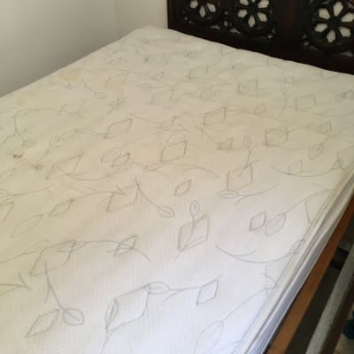 מזרן עם כתמים על מיטה, מתאים לניקוי ספות