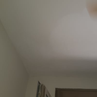 תקרה צבועה עם סימני תיקון