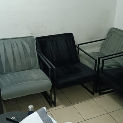 כיסאות מרופדים בצבעים שונים בחדר קטן