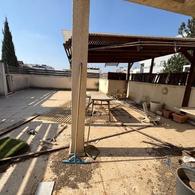 מרפסת עם רהיטים וכלים מפוזרים