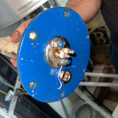 חלק חשמלי עם חיבורים על רקע כחול