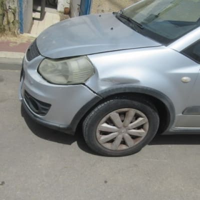 רכב עם פגוש קדמי פגום בצבע כסף