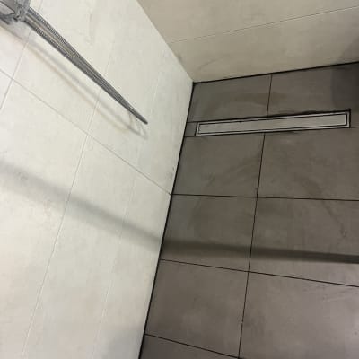 מקלחת עם אריחים חדשים וניקוז מותקן