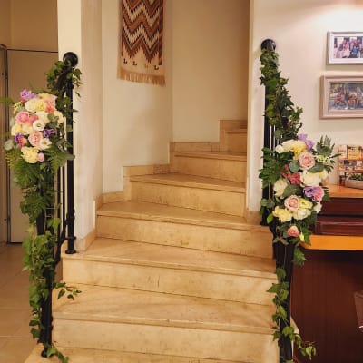 מדרגות מעוטרות בפרחים ועלים ירוקים