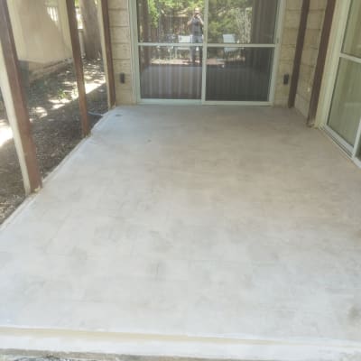 ריצוף חדש במרפסת עם דלת זכוכית