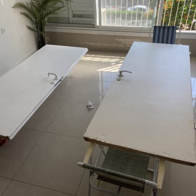 שתי דלתות מונחות על כיסאות לצביעה
