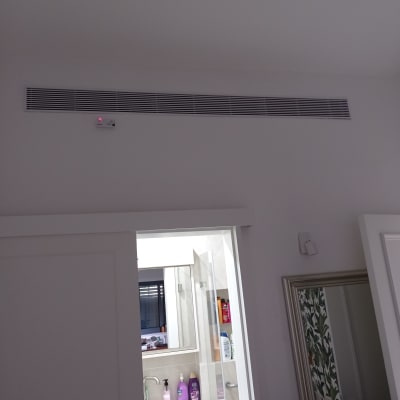 פתח אוורור של מזגן על קיר לבן