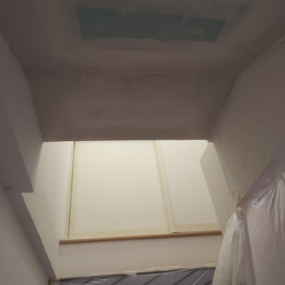 תקרת גבס עם תיקון בצבע ירוק