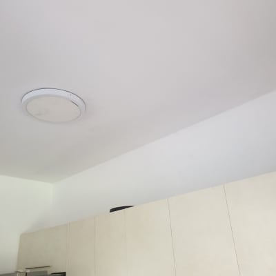 תקרה לבנה עם כתמי צבע בהירים