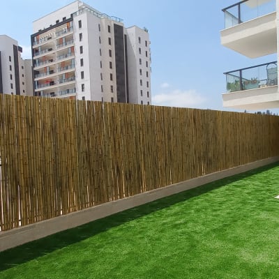 גדר במבוק ודשא סינתטי בגינה