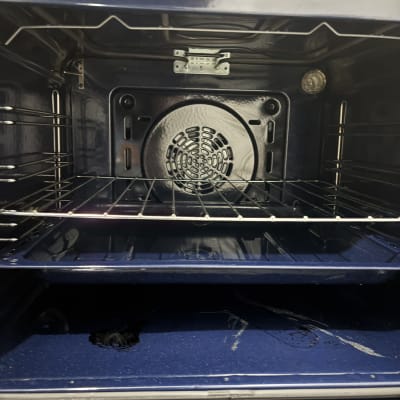 תנור נקי עם מדפים פנימיים