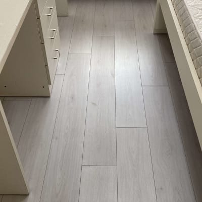 רצפת פרקט עץ בהירה בחדר שינה