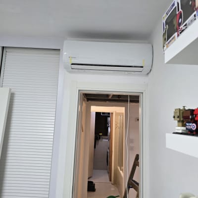 מזגן מותקן על קיר בחדר פנימי