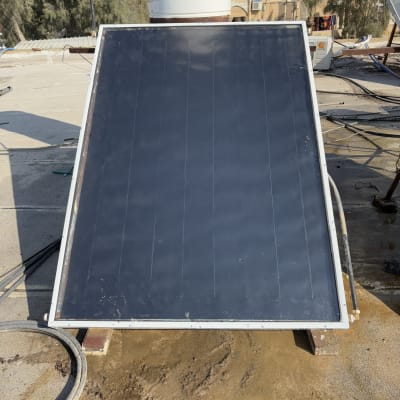 קולטן שמש על גג עם צינורות מחוברים