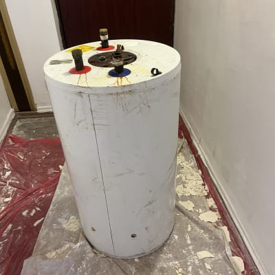 דוד שמש לבן עם חיבורים על הרצפה