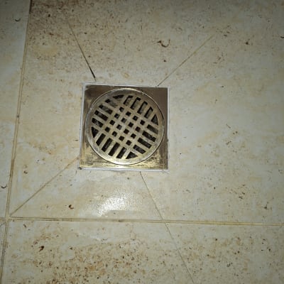 רצפת קרמיקה עם פתח ניקוז מתכת