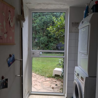 חלון אלומיניום עם מסגרת כסופה