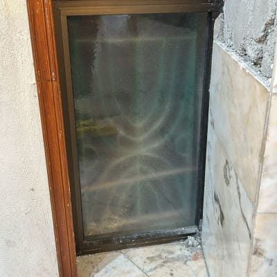 חלון זכוכית עם מסגרת מתכת, זכוכית מטושטשת