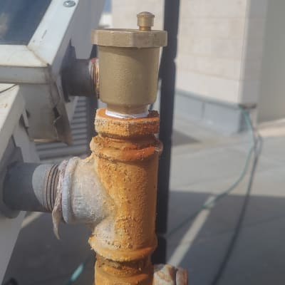 שסתום על צינור דוד שמש עם חלודה