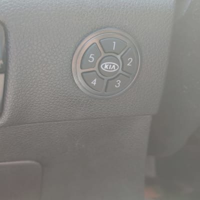 כפתור עגול עם מספרים ולוגו קיה