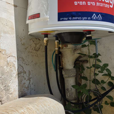 דוד שמש מותקן על קיר עם צינורות