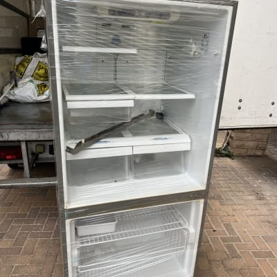 מקרר ביתי עטוף בניילון נצמד מוגן להובלה ליד משאית