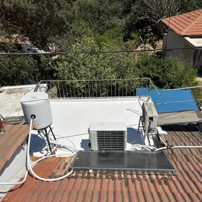 מערכת חימום מים על גג עם צינורות ואיטום