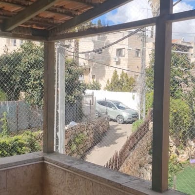 רשת מתוחה על מרפסת למניעת כניסת יונים