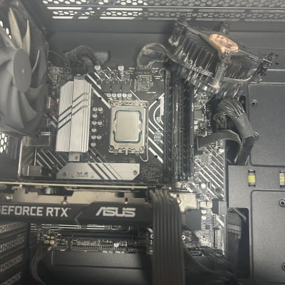 מחשב עם רכיבי חומרה כמו לוח אם וכרטיס גרפי