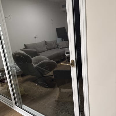 מסגרת אלומיניום לדלת זכוכית עם ידית מתכת