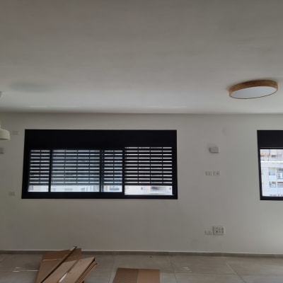 מנורות תקרה מותקנות בחדר עם חלונות