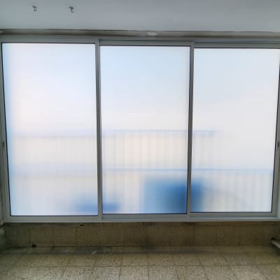 מסגרת אלומיניום לחלון זכוכית גדול