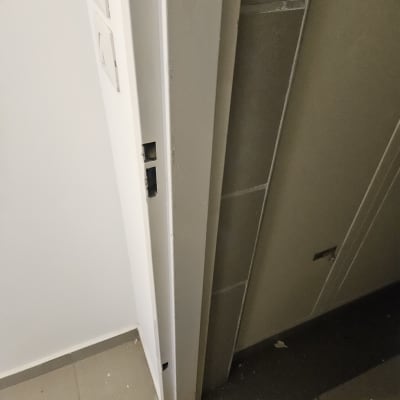 דלת לבנה עם משקוף פתוח וחור למנעול