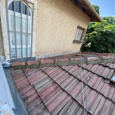 גג רעפים אדומים עם כבלים חשמליים