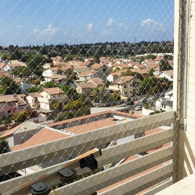 רשת הגנה על מרפסת למניעת כניסת יונים