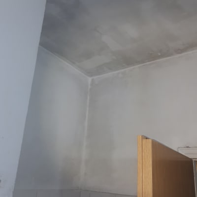 תקרה וקירות צבועים בגוון אפור כהה