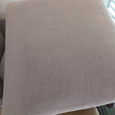 כרית ספה אפורה מונחת על כיסא