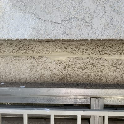 איטום קיר עם חומר איטום לבן