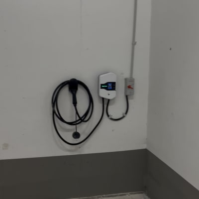 עמדת טעינה לרכב חשמלי מותקנת על קיר