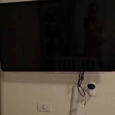 טלוויזיה תלויה על הקיר עם מצלמה מחוברת