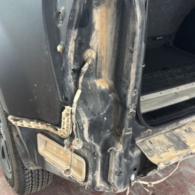 חלק אחורי של רכב עם נזק ותיקונים