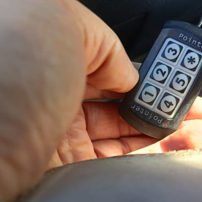 שלט עם כפתורים ממוספרים לרכב