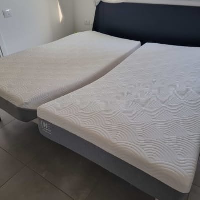 שני מזרנים לבנים על מיטות בחדר מואר