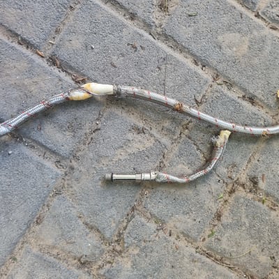 צינור מים גמיש על רצפת בטון