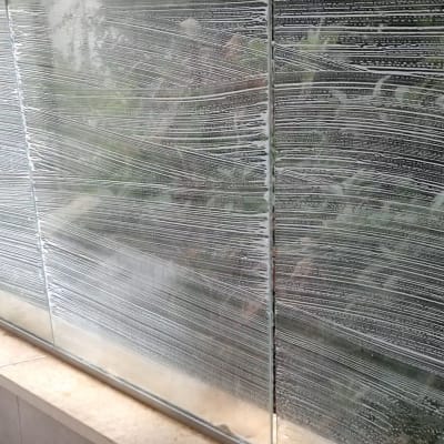 זכוכית עם סבון ומים בתהליך ניקוי